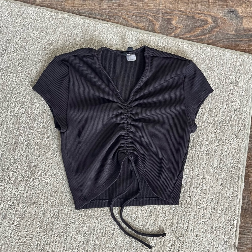 SOLD ‼️ H&M Divided Solid Black fitted Tee‎ Top - Size Small
